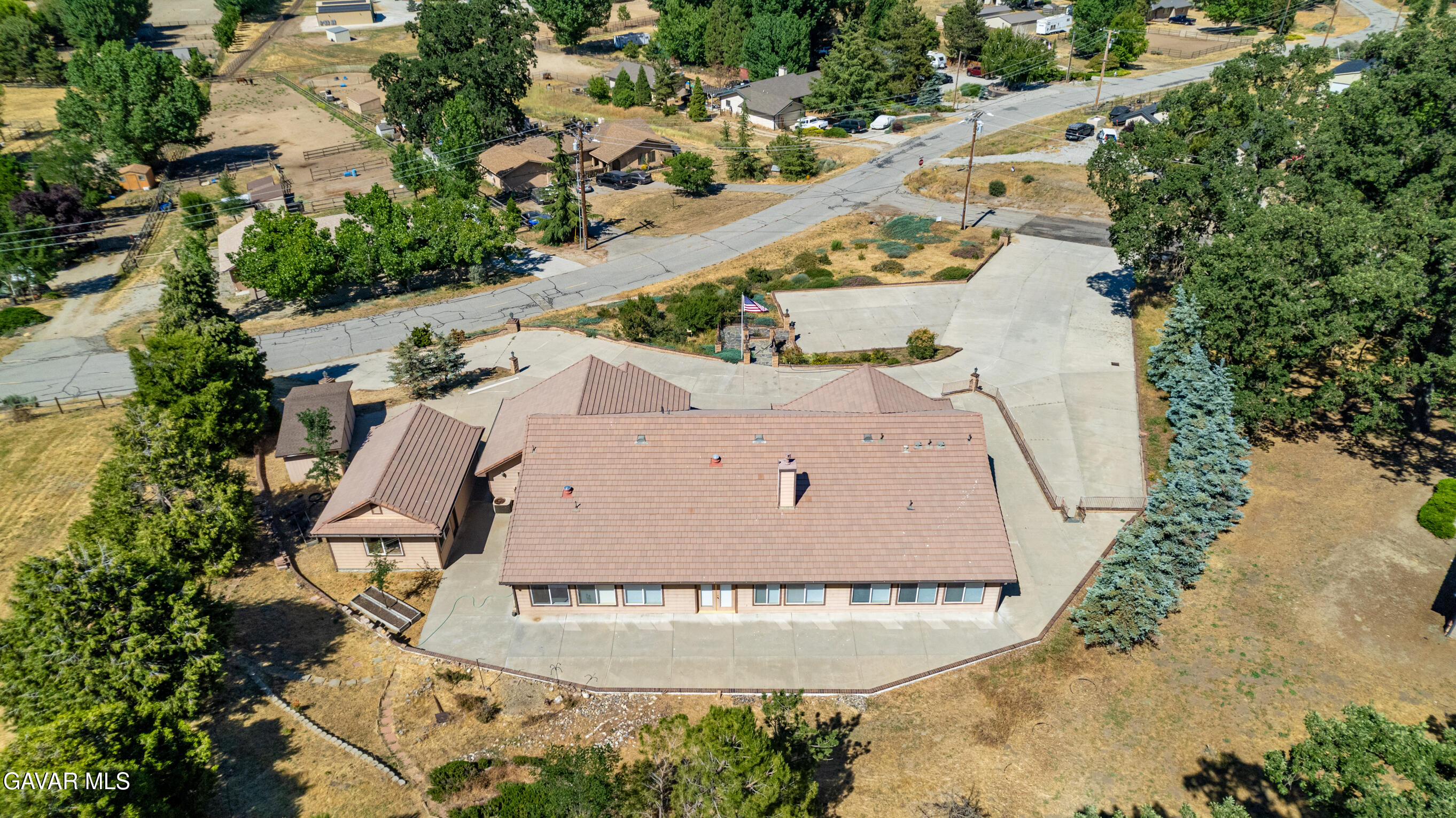 30100 Sunland Way Tehachapi, CA 93561 - Photo 43 of 44 an aerial view of a house with a swimming pool