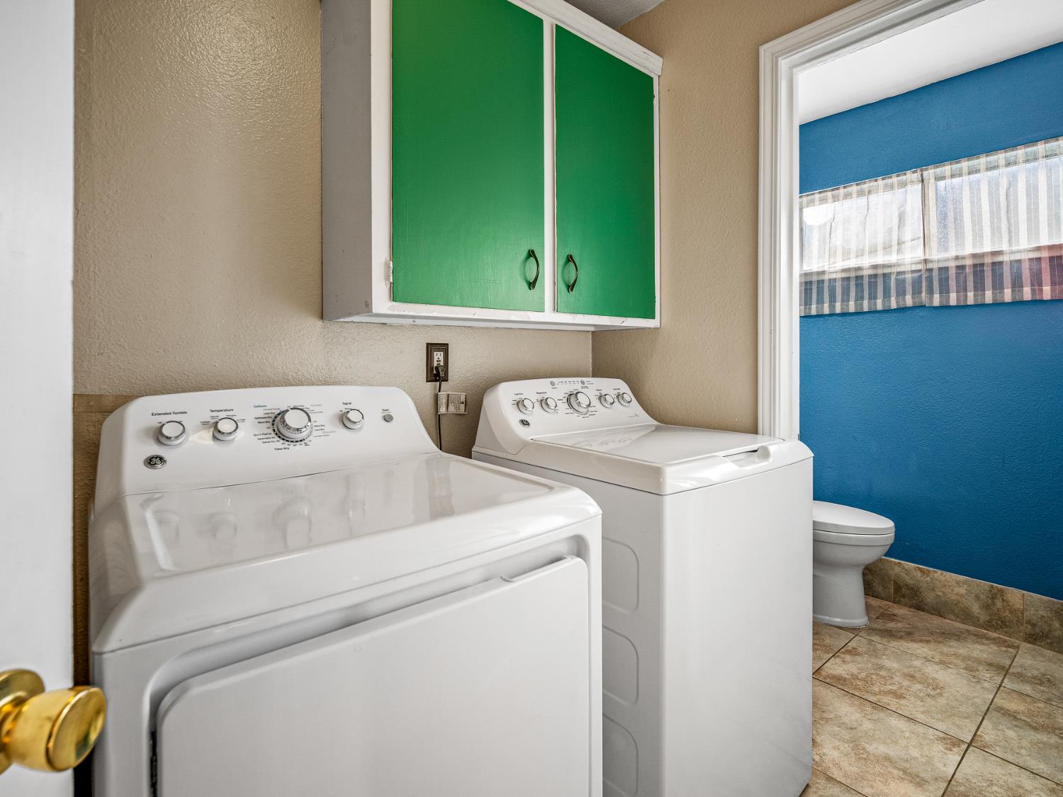 5324 Garfield Avenue, Unit 3 Sacramento, CA 95841 - Photo 11 of 17 a utility room with dryer and washer