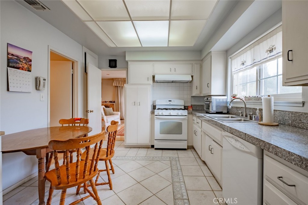 770 Foxkirk Road Glendale, CA 91206 - Photo 11 of 31