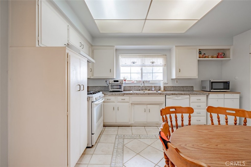 770 Foxkirk Road Glendale, CA 91206 - Photo 9 of 31