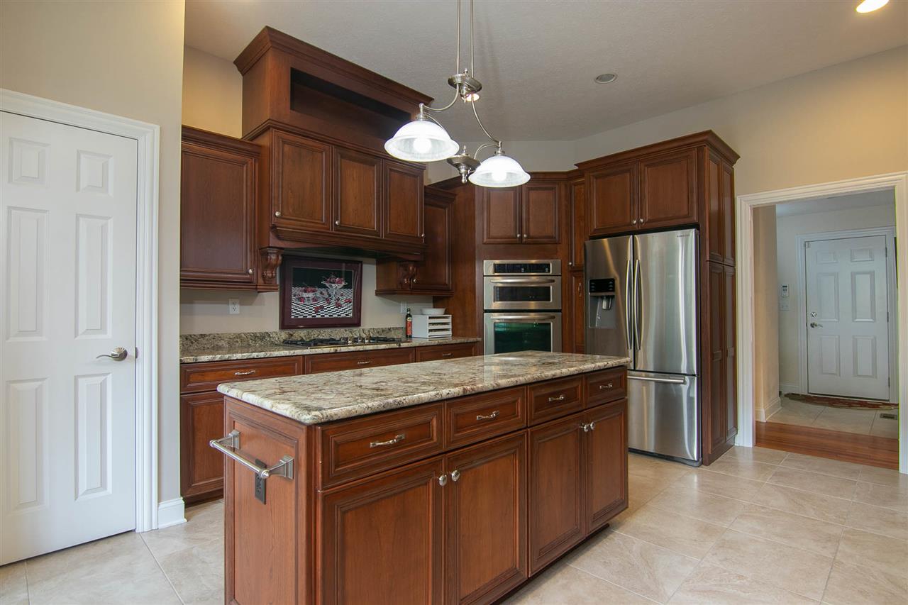 637 Roxbury Road Rockford, IL 61107 - Photo 3 of 25 a kitchen with a counter space cabinets and stainless steel appliances