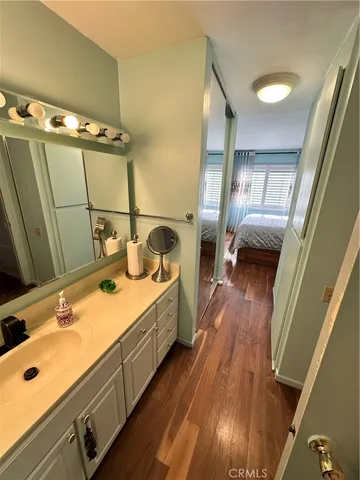 a en suite bathroom with a double vanity sink and a mirror