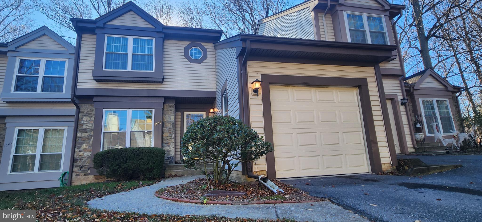 1543 Hugo Circle - 3br TH w/Garage!