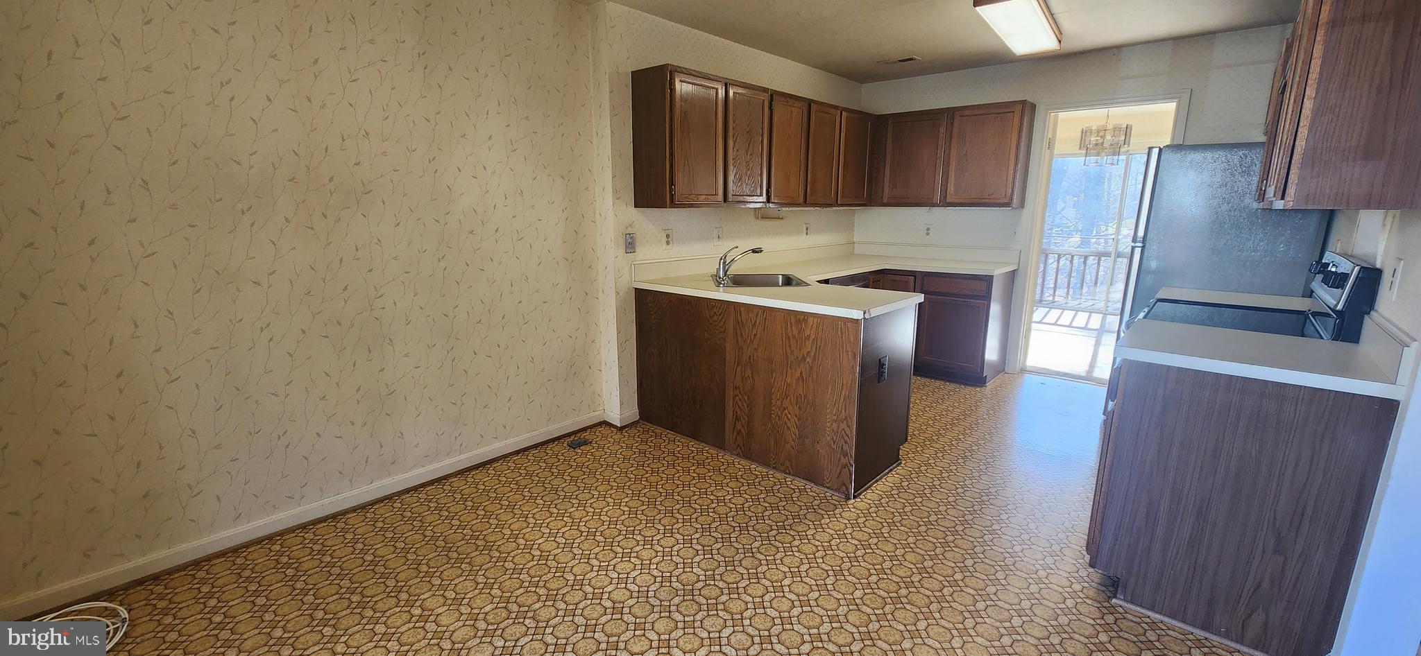 1543 Hugo Circle Silver Spring, MD 20906 - Photo 4 of 36 Kitchen - Eat-In w/ Stainless Steel Appliances