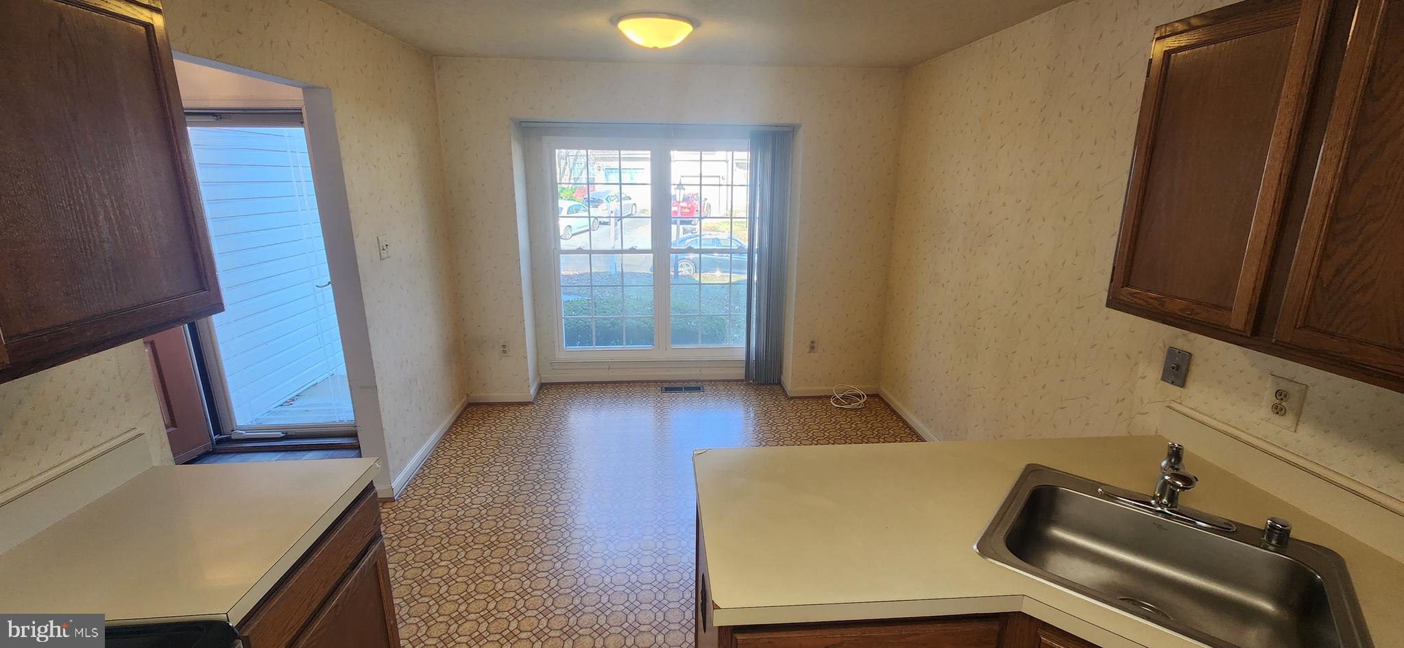 1543 Hugo Circle Silver Spring, MD 20906 - Photo 8 of 36 Kitchen - Eat-In w/ Stainless Steel Appliances