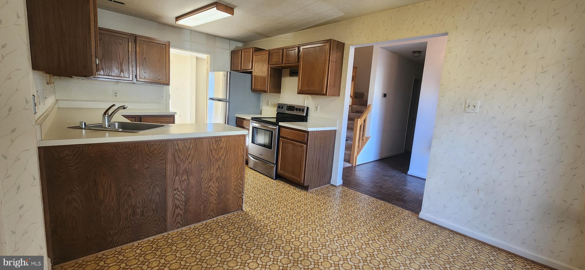 1543 Hugo Circle Silver Spring, MD 20906 - Photo 10 of 36 Kitchen - Eat-In w/ Stainless Steel Appliances