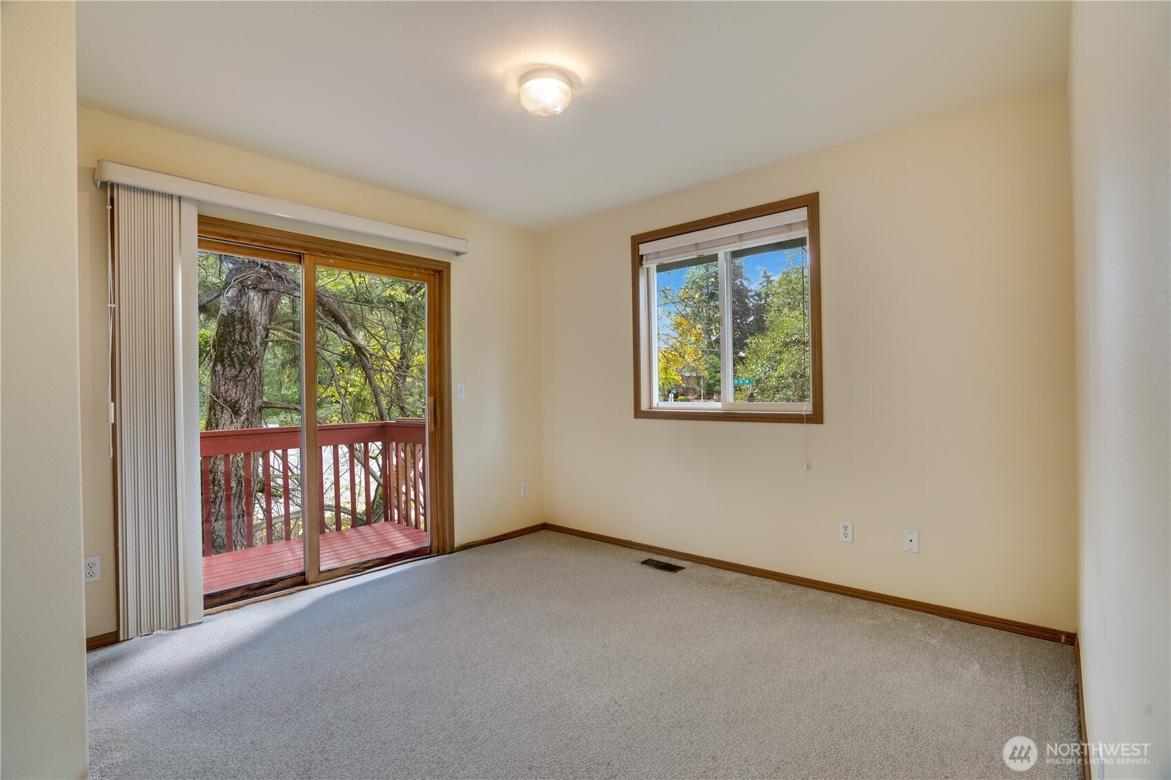 935 Southwest 319th Place Federal Way, WA 98023 - Photo 19 of 26 an empty room with windows