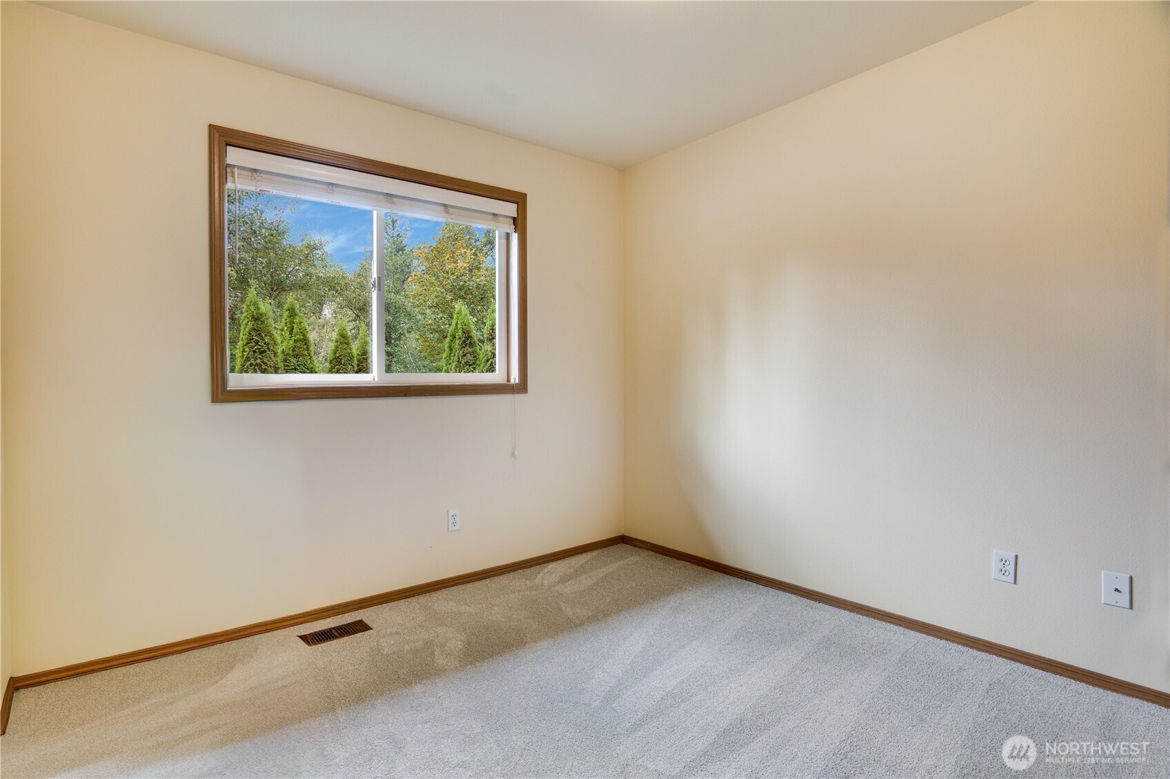 935 Southwest 319th Place Federal Way, WA 98023 - Photo 23 of 26 an empty room with a window