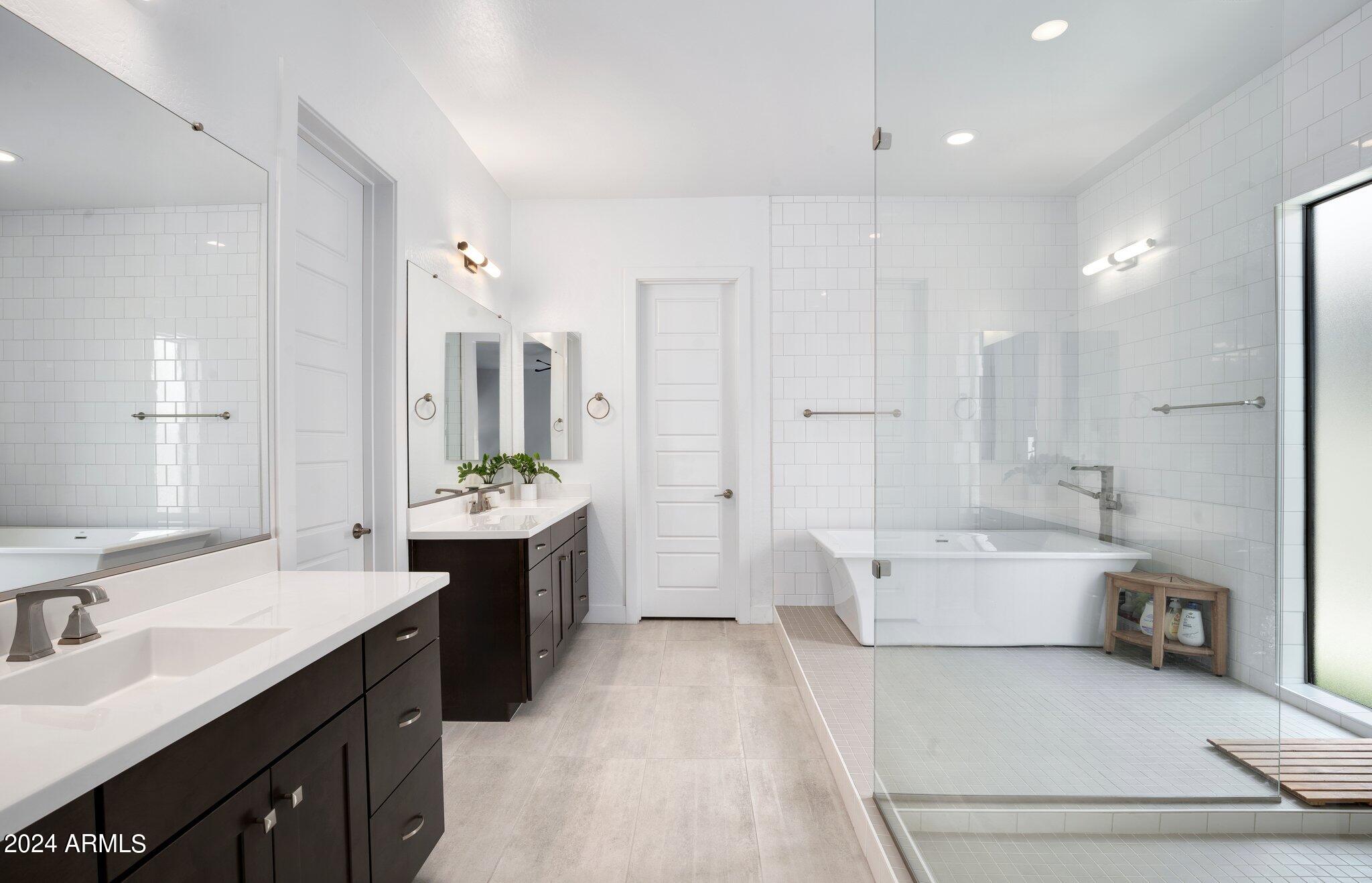 812 East Summerside Road Phoenix, AZ 85042 - Photo 20 of 64 a large bathroom with a double vanity sink a mirror and a bathtub