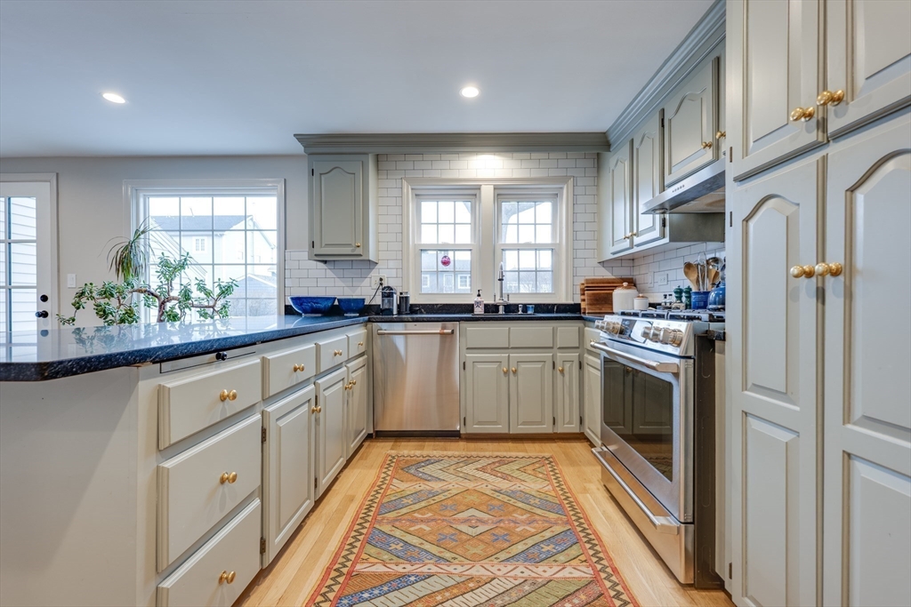 51 Como Road Boston, MA 02136 - Photo 10 of 37