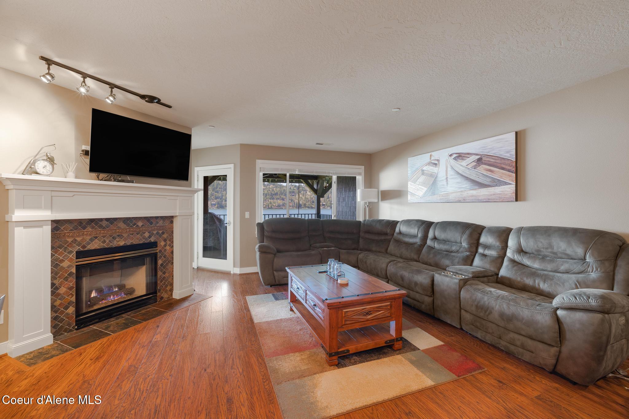 4549 South Arrow Point Drive, Unit 207 Harrison, ID 83833 - Photo 9 of 60 Living Room