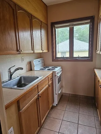 $1,900 | 70 Warburton Street, Unit 3, Fall River, MA 02720