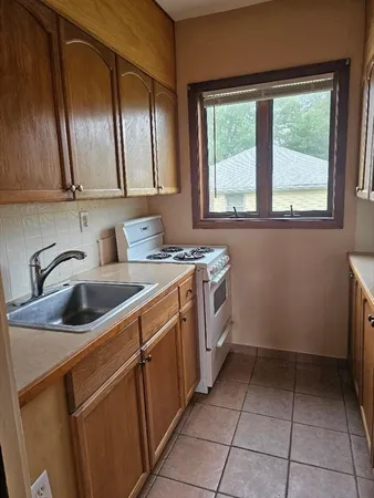 $1,900 | 70 Warburton Street, Unit 3, Fall River, MA 02720