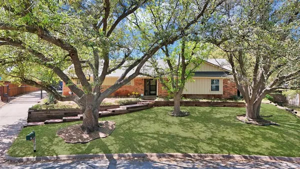 $2,850 | 2812 Whisperwood Trail, Dalworthington Gardens, TX 76016