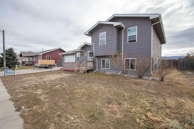 $299,000 | 1019 6th Street, Evansville, WY 82636