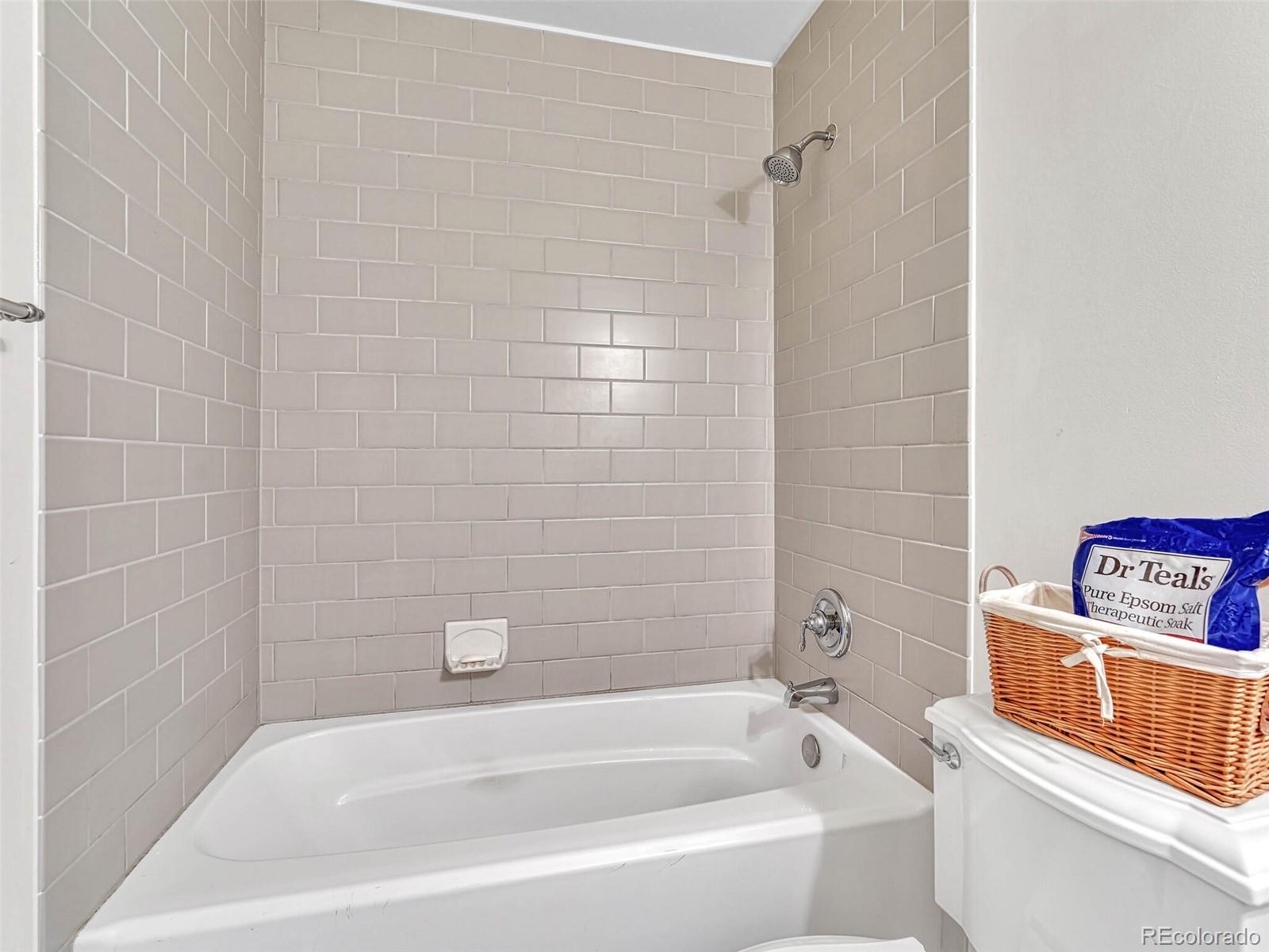 9 Stonehaven Court Highlands Ranch, CO 80130 - Photo 24 of 40 a bathroom with a bathtub
