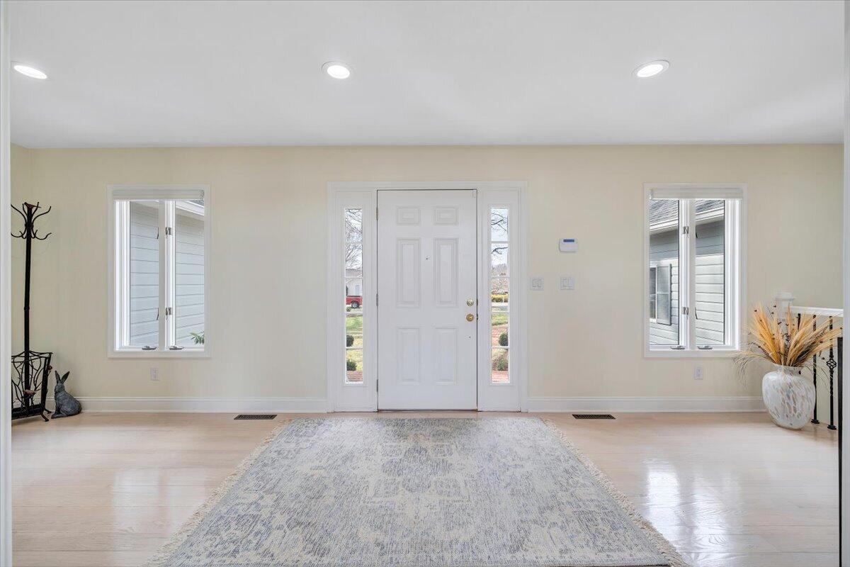 110 Windward Drive Moneta, VA 24121 - Photo 11 of 134 Foyer