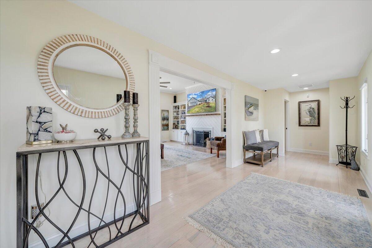 110 Windward Drive Moneta, VA 24121 - Photo 14 of 134 Foyer