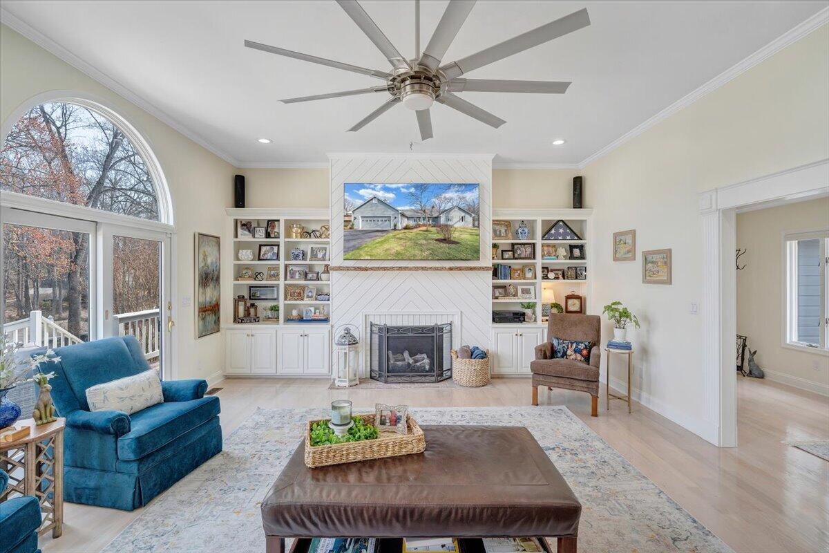 110 Windward Drive Moneta, VA 24121 - Photo 19 of 134 Living Room