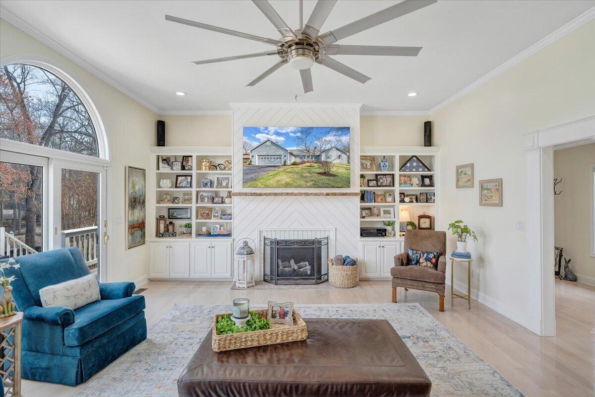 110 Windward Drive Moneta, VA 24121 - Photo 20 of 134 Living Room