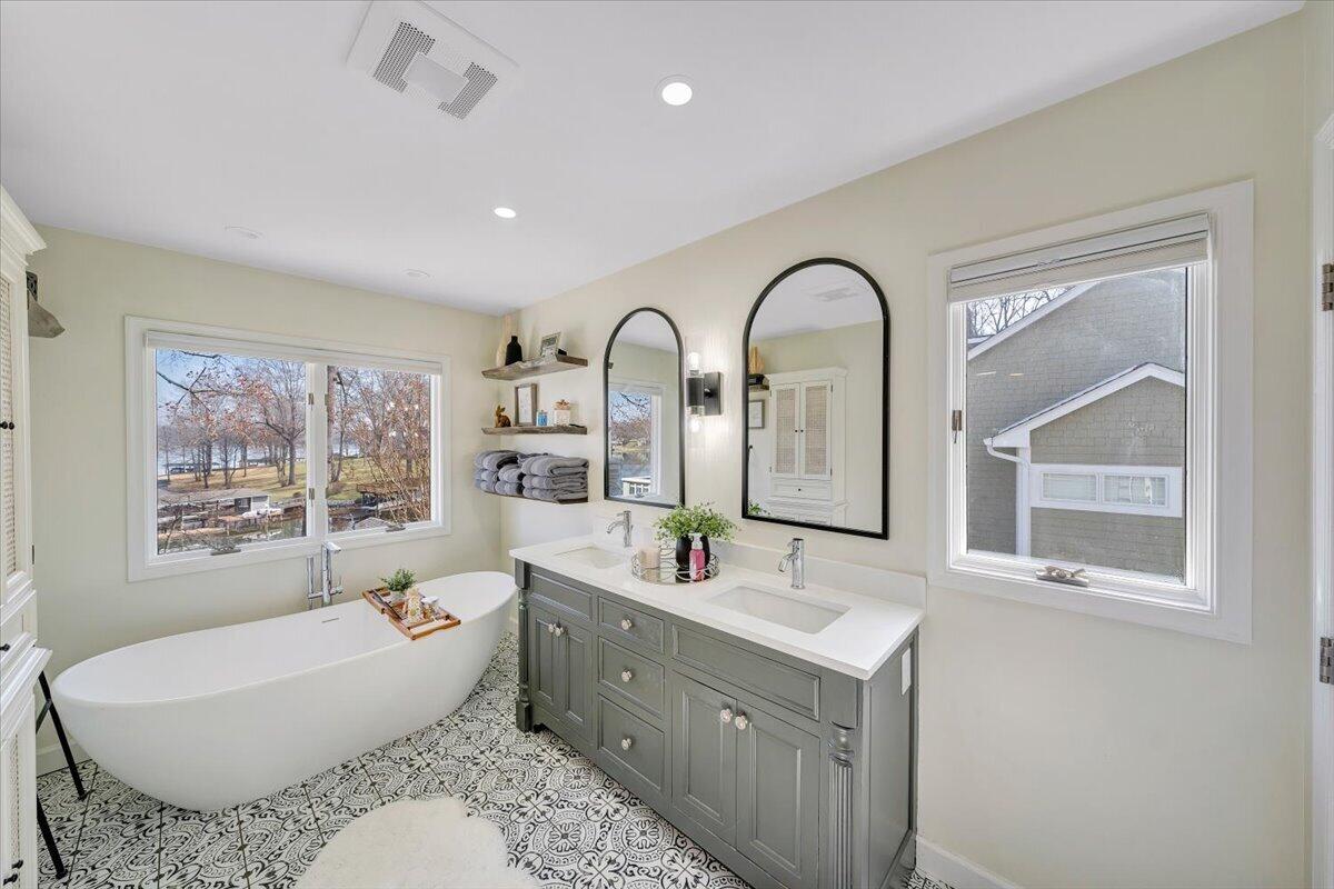 110 Windward Drive Moneta, VA 24121 - Photo 58 of 134 Primary Bath