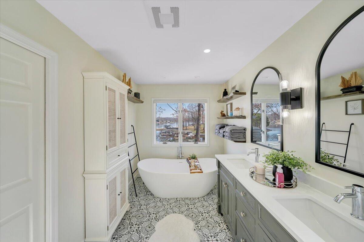 110 Windward Drive Moneta, VA 24121 - Photo 59 of 134 Primary Bath