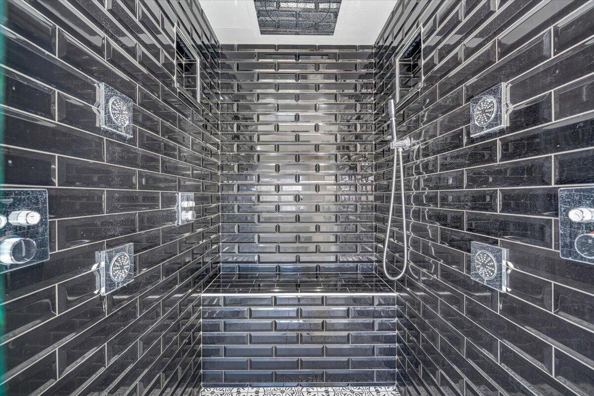 110 Windward Drive Moneta, VA 24121 - Photo 61 of 134 Primary Shower