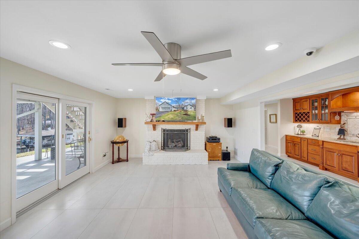 110 Windward Drive Moneta, VA 24121 - Photo 68 of 134 Family Room