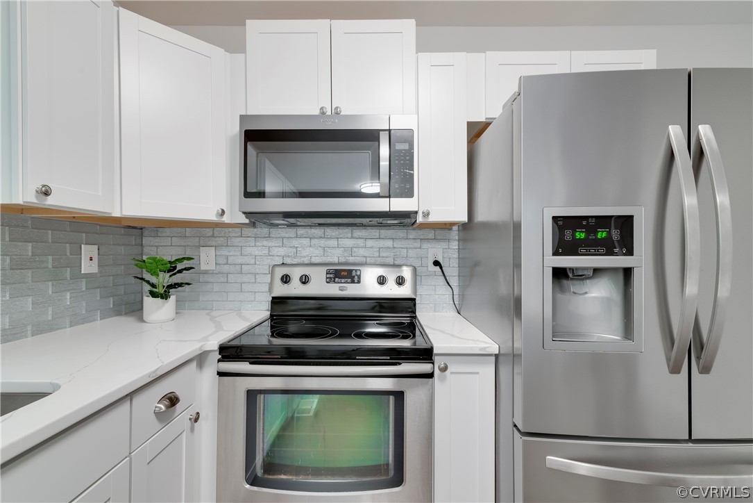 2618 Brookforest Road Midlothian, VA 23112 - Photo 9 of 29 a kitchen with a stove and a microwave