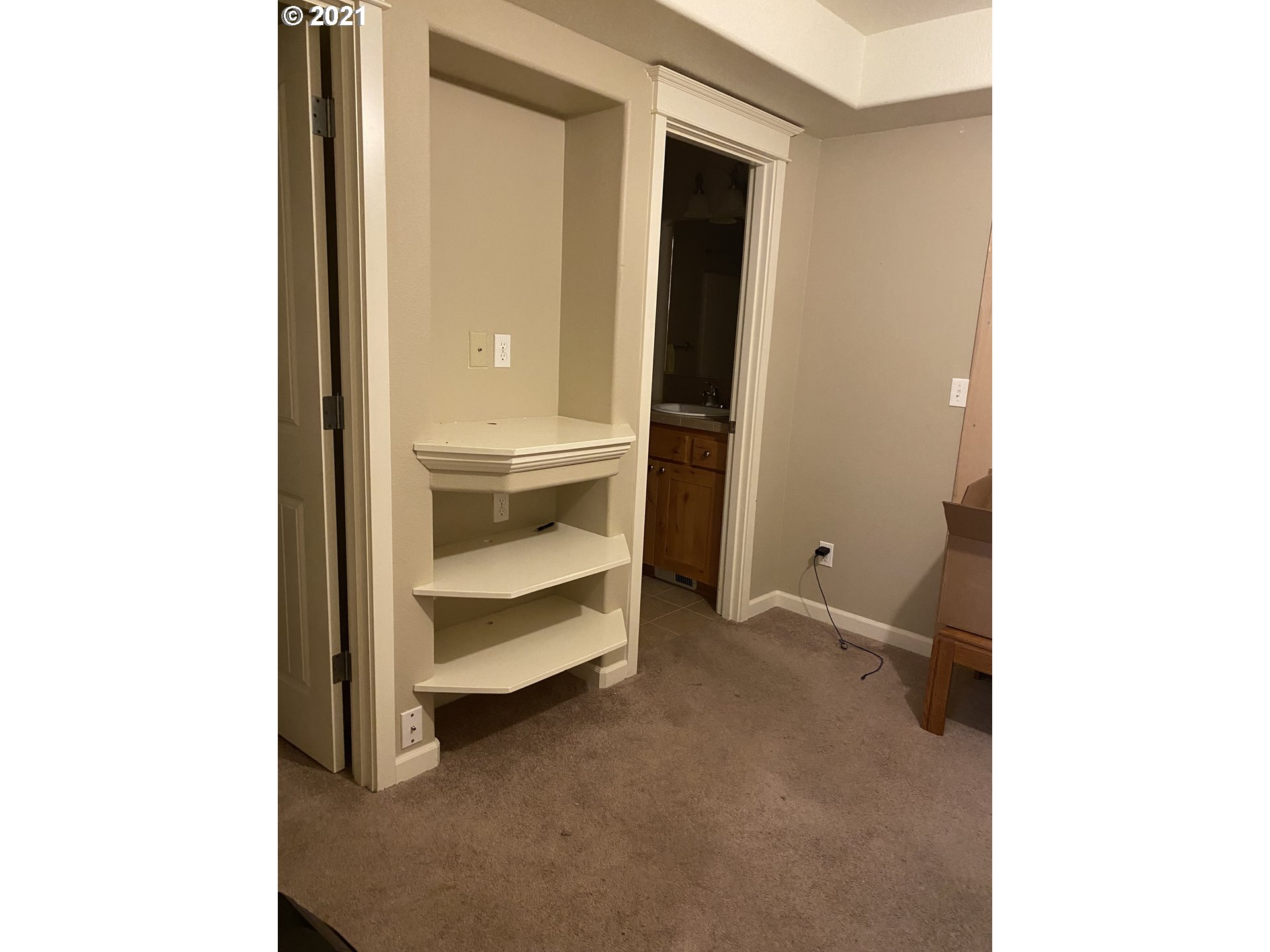 2710 Southeast 141st Avenue, Unit 5 Portland, OR 97236 - Photo 3 of 18