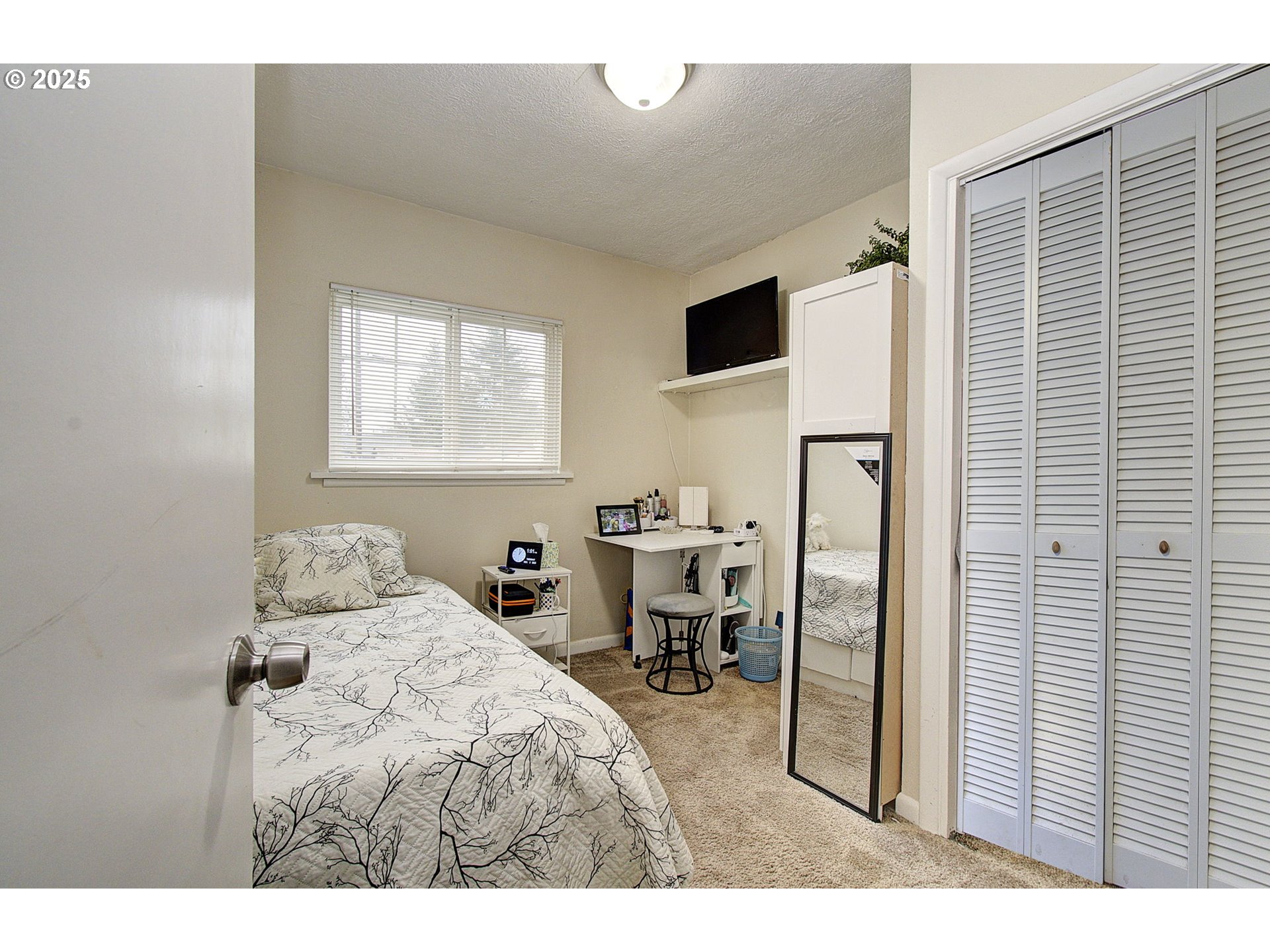 511 4th Avenue Southwest Castle Rock, WA 98611 - Photo 14 of 37 a bedroom with a bed and a table
