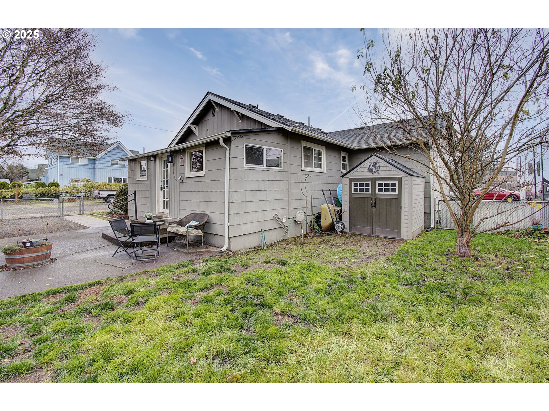 511 4th Avenue Southwest Castle Rock, WA 98611 - Photo 28 of 37 a view of a backyard with table and chairs and a large tree