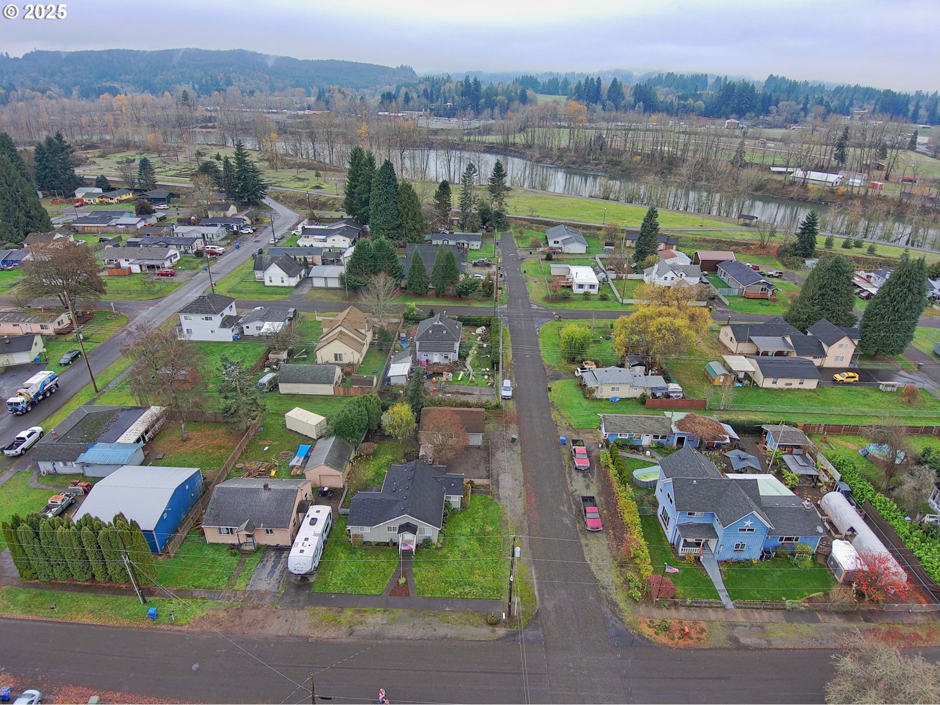 511 4th Avenue Southwest Castle Rock, WA 98611 - Photo 35 of 37 an aerial view of lake and residential houses