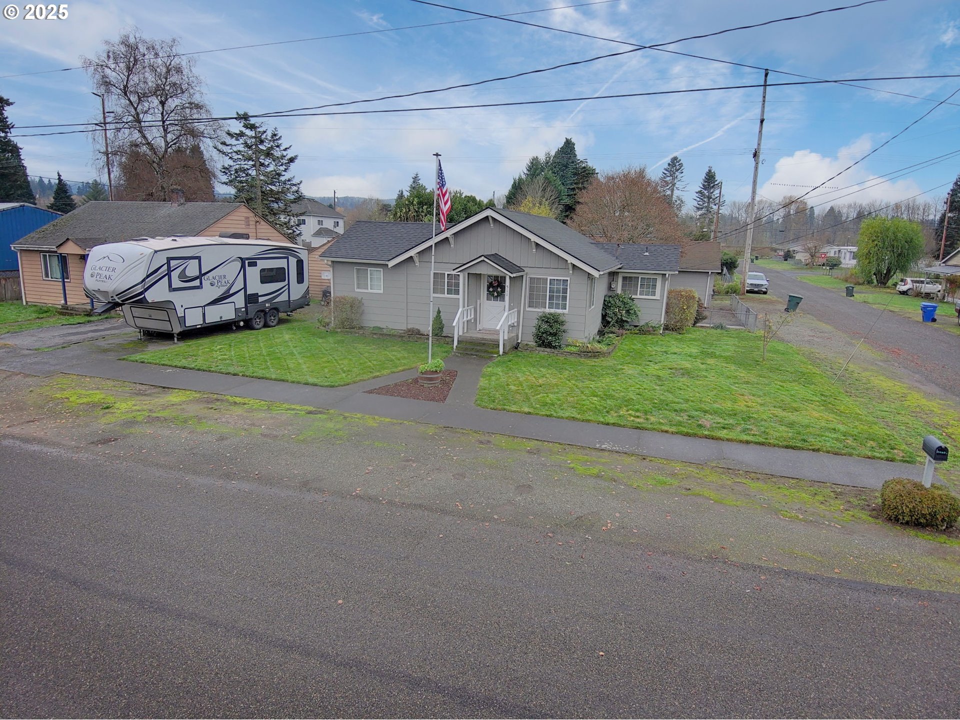 511 4th Avenue Southwest Castle Rock, WA 98611 - Photo 4 of 37 a view of a house with a street