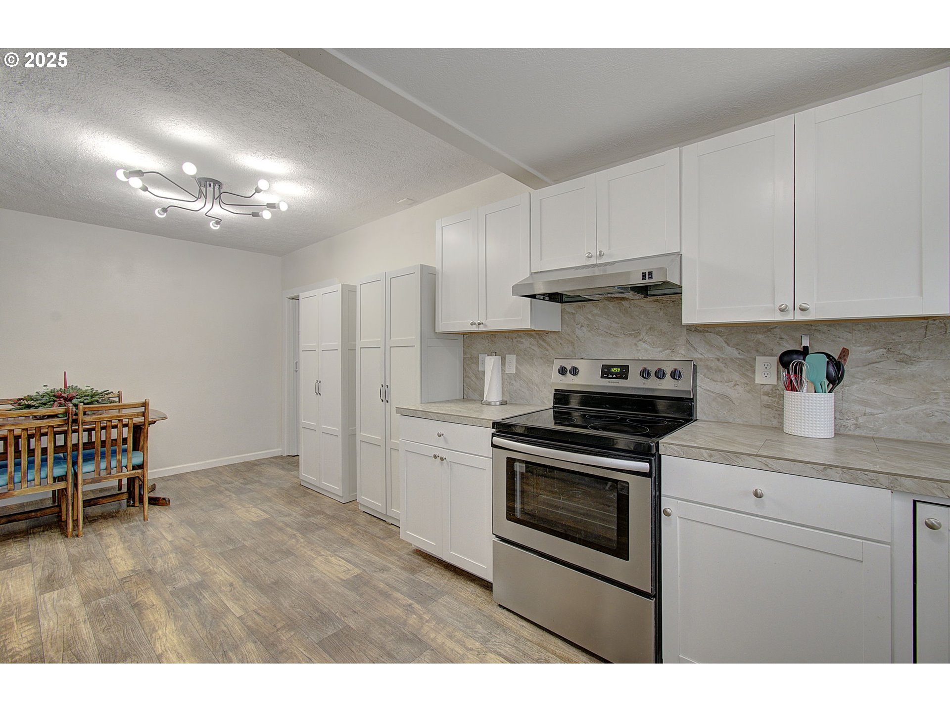 511 4th Avenue Southwest Castle Rock, WA 98611 - Photo 10 of 37 a kitchen with a stove a sink and a refrigerator