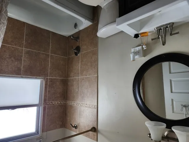 $1,400 | 144 Ellsworth Street, Unit 2W, Crystal Lake, IL 60014