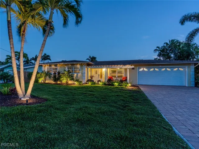 a view of a backyard