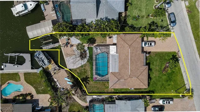an aerial view of a tennis court