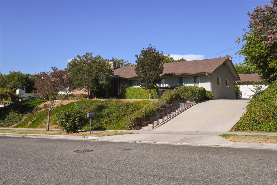 5306 Bardwell Avenue Riverside, CA 92506 - Photo 2 of 25