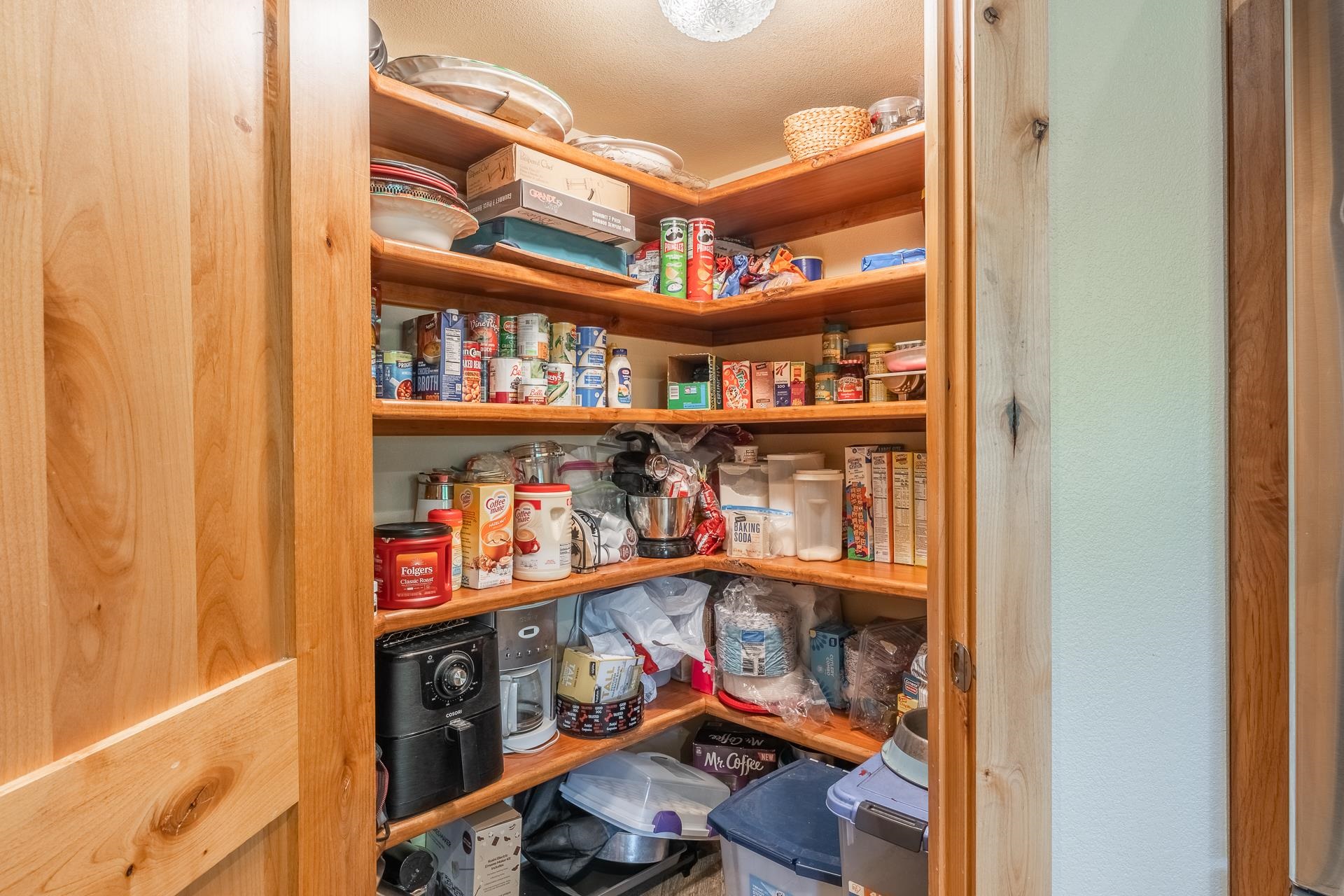325 Mt Tom Road Bishop, CA 93514 - Photo 15 of 33 a room with lots of books and a large tree