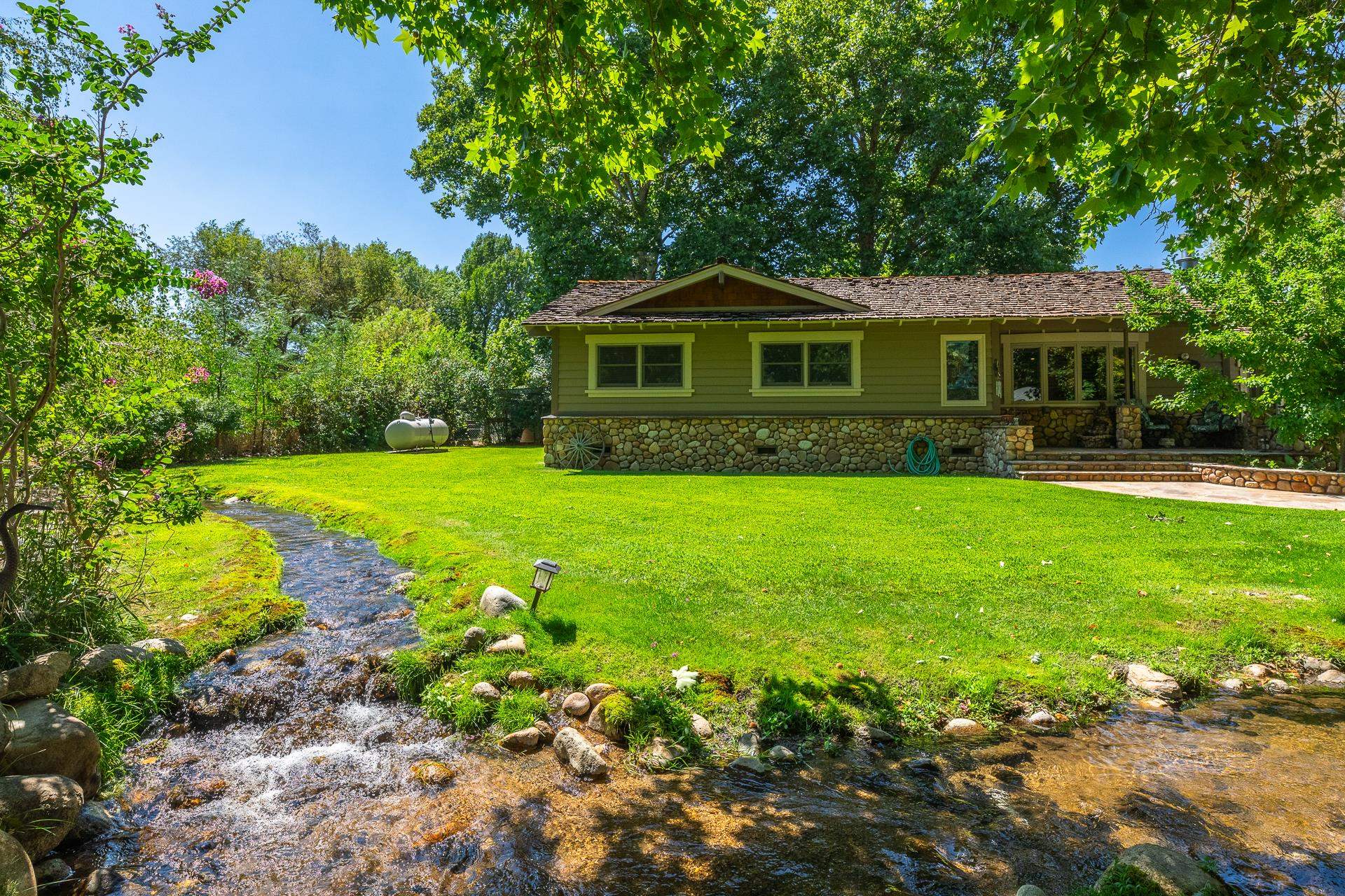 325 Mt Tom Road Bishop, CA 93514 - Photo 5 of 33 a front view of a house with garden
