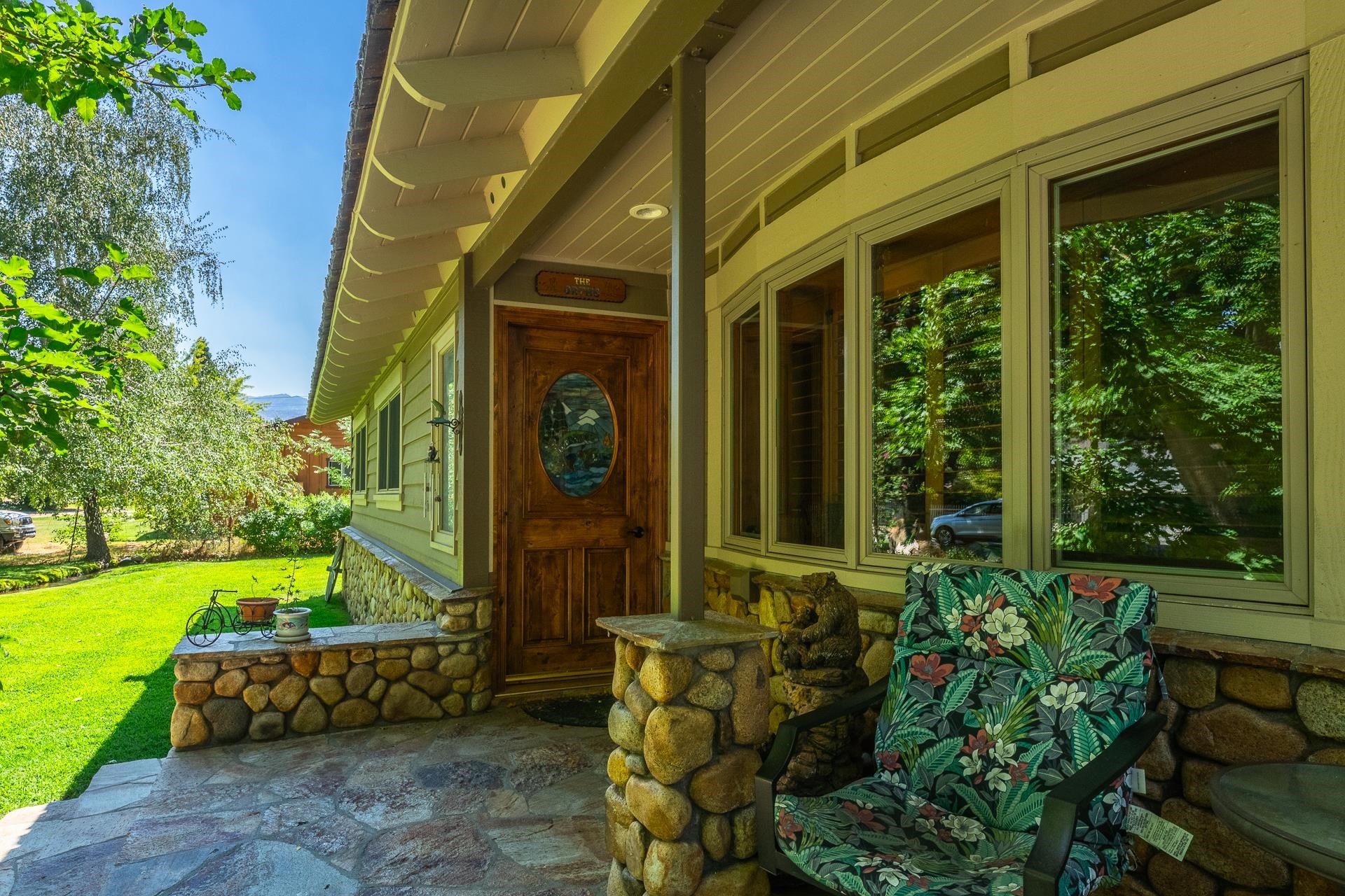 325 Mt Tom Road Bishop, CA 93514 - Photo 7 of 33 a front view of a house with garden