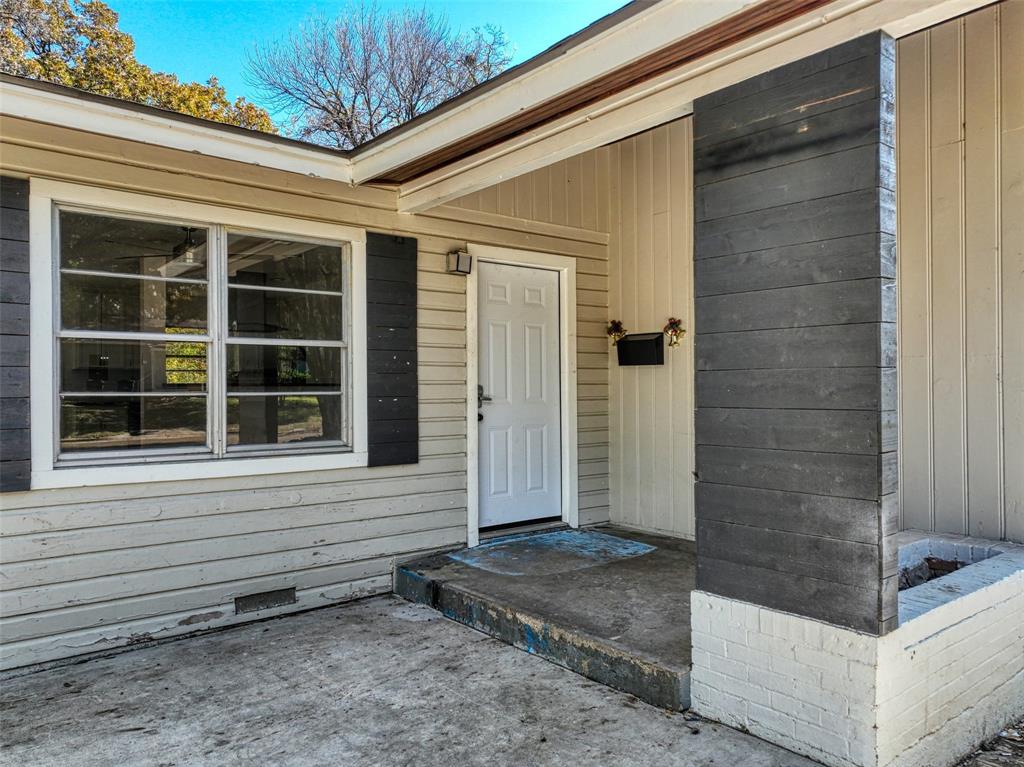 4520 Utah Avenue Dallas, TX 75216 - Photo 2 of 27 a view of house with window and door