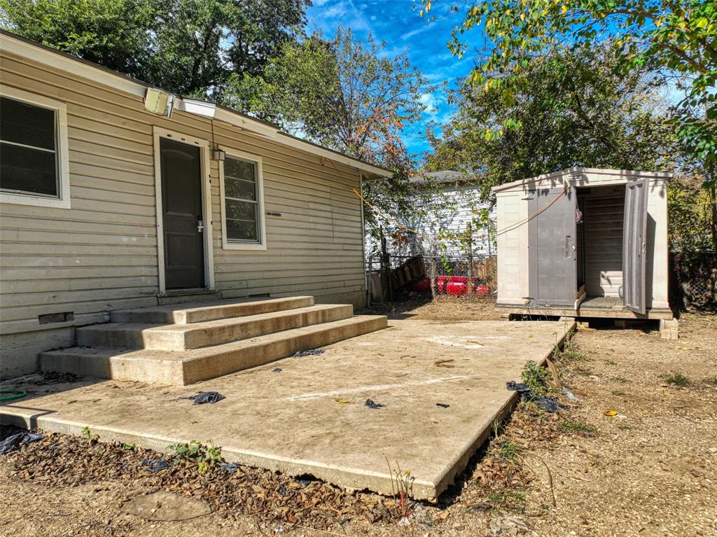 4520 Utah Avenue Dallas, TX 75216 - Photo 25 of 27 a view of a backyard with a large tree