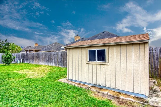 a view of a house with backyard
