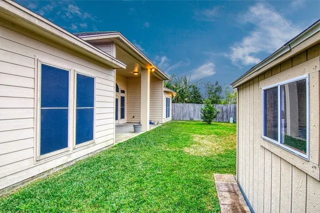 a view of a house with backyard