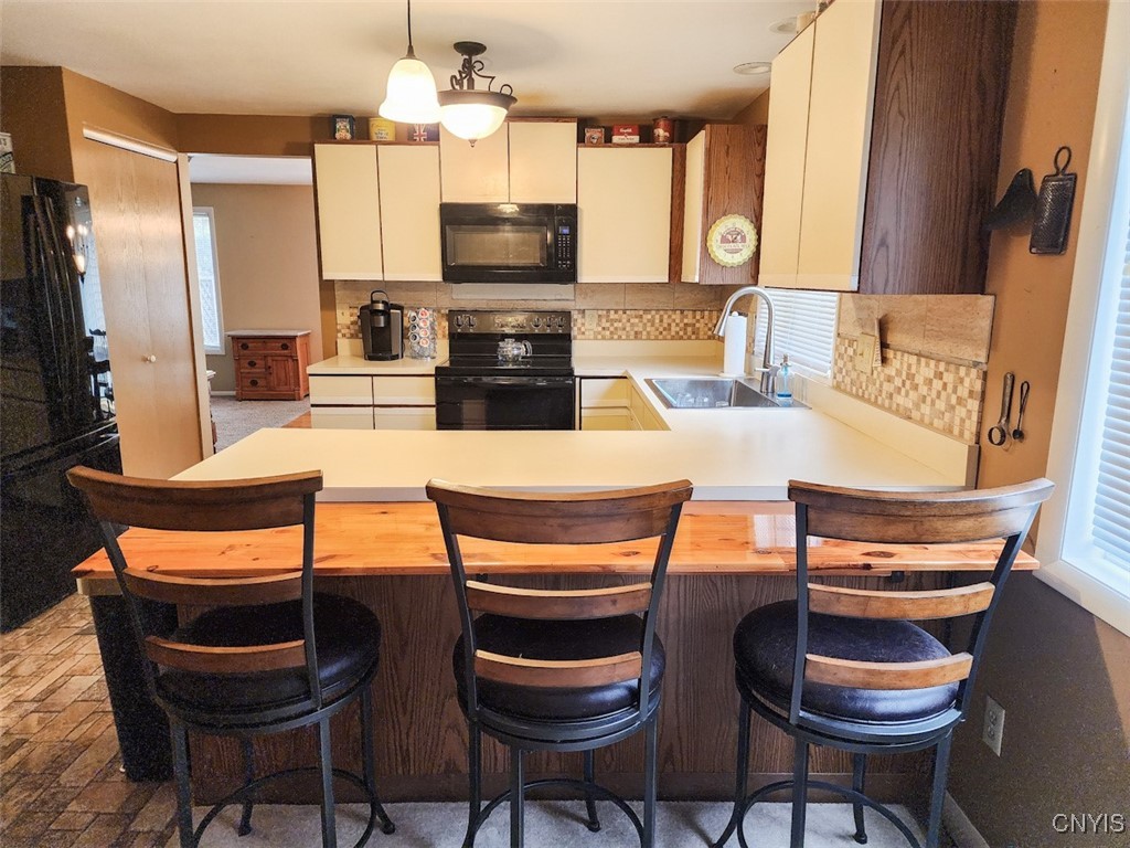 4635 Wisteria Circle Manlius, NY 13104 - Photo 14 of 27 You'll also enjoy this attractive breakfast bar, o