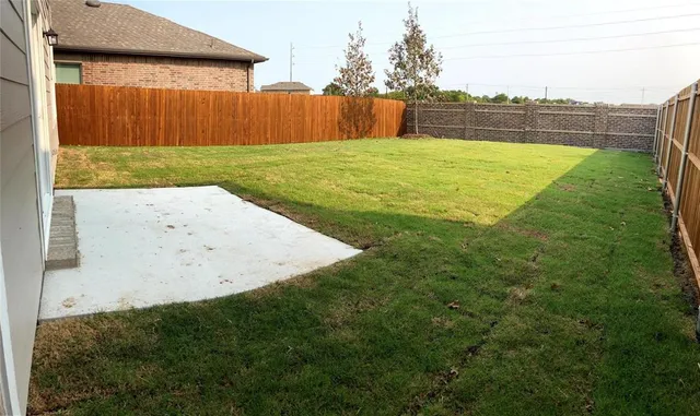 a view of a backyard