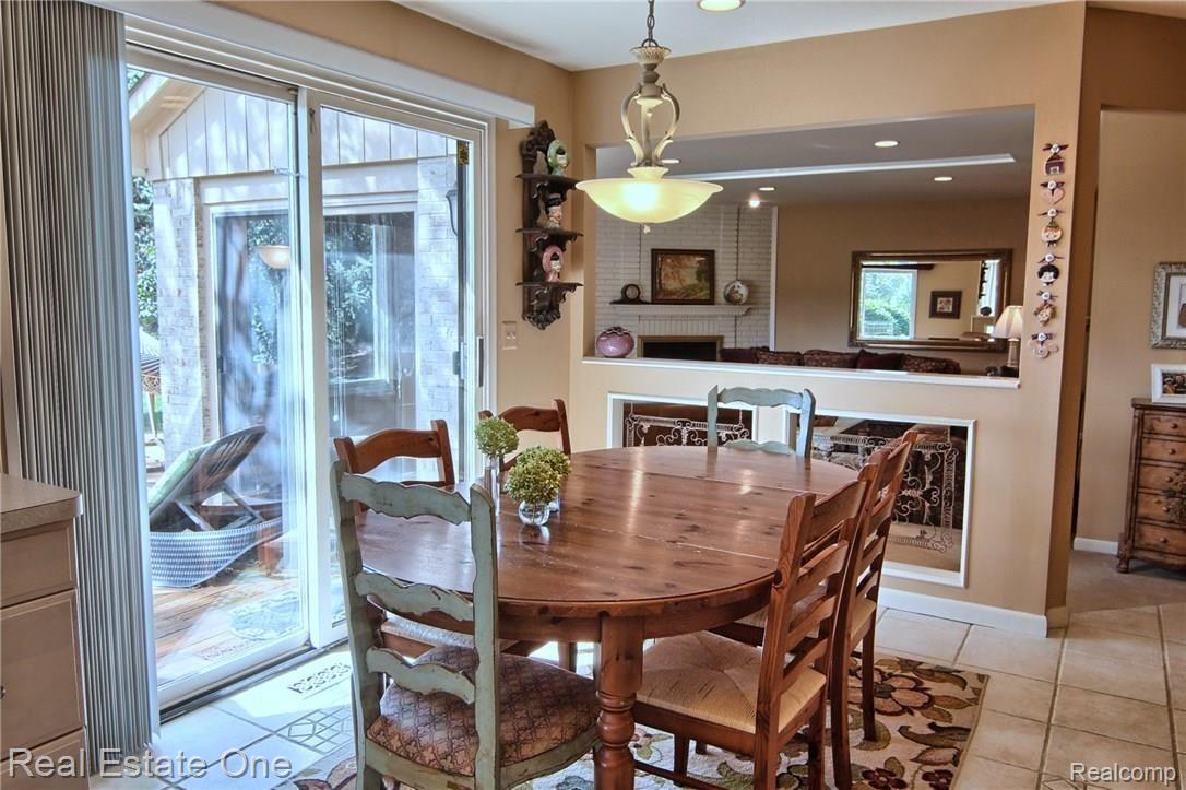 31135 Country Ridge Circle Farmington, MI 48331 - Photo 16 of 37 Breakfast_Nook.jpg