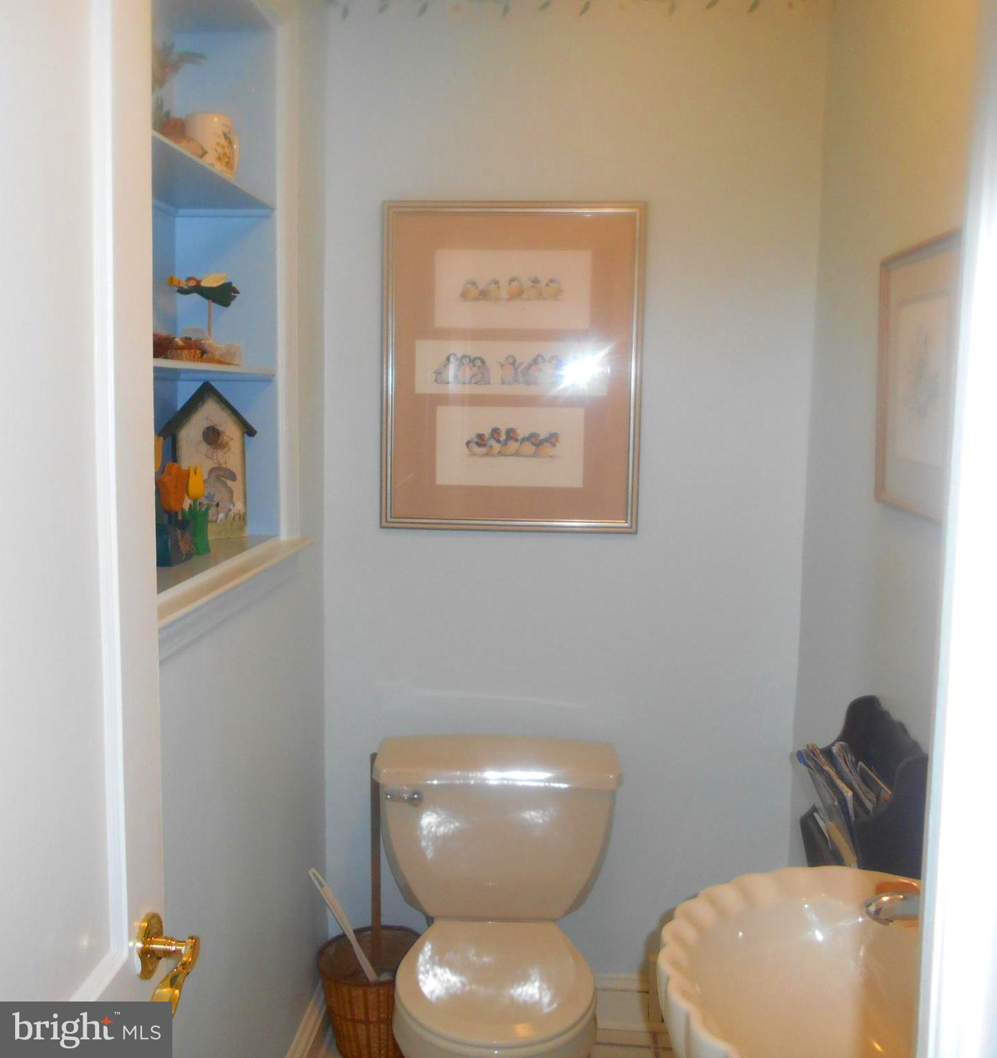 552 West Rolling Road Springfield, PA 19064 - Photo 7 of 20 First Floor Powder Room
